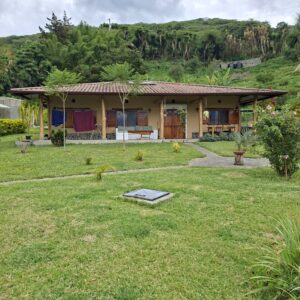 SE VENDE PROPIEDAD CON 2 CASAS, EN MALACATOS.