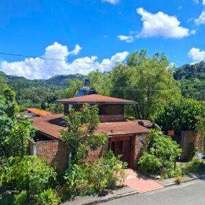 SE VENDE CASA EN EL CENTRO DE VILCABAMBA.