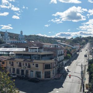 SE VENDE CASA COMERCIAL EN MALACATOS.
