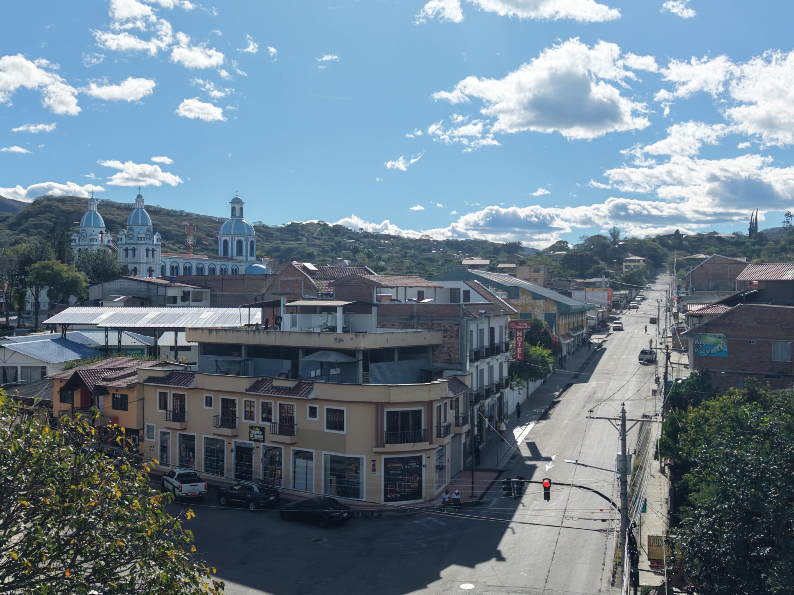 SE VENDE CASA COMERCIAL EN MALACATOS.