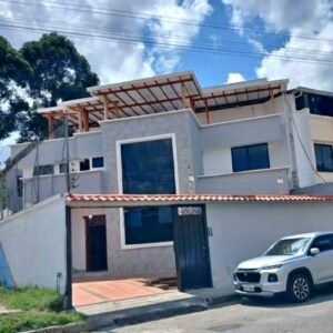 SE VENDE HERMOSA CASA EN LOJA.