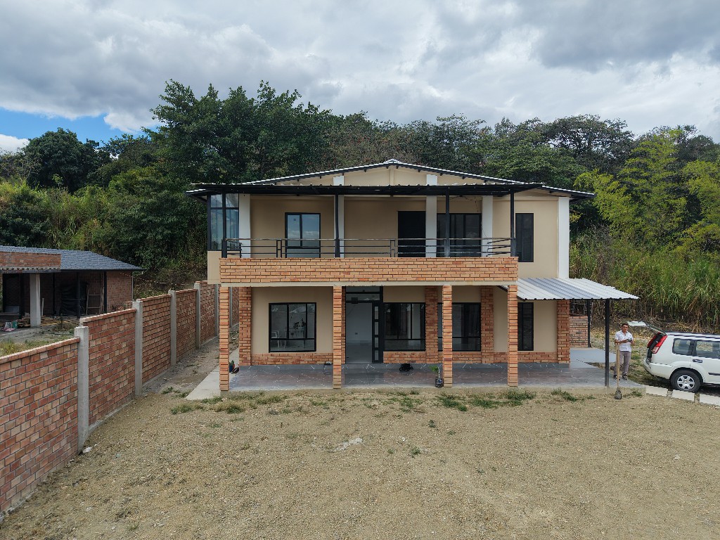 SE VENDE CASA EN VILCABAMBA.