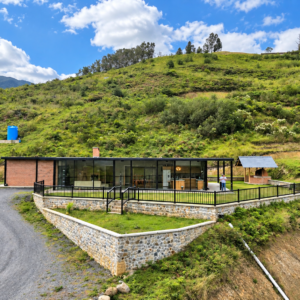 SE VENDE HERMOSA CASA CON  TERRENO EN YANGANA.