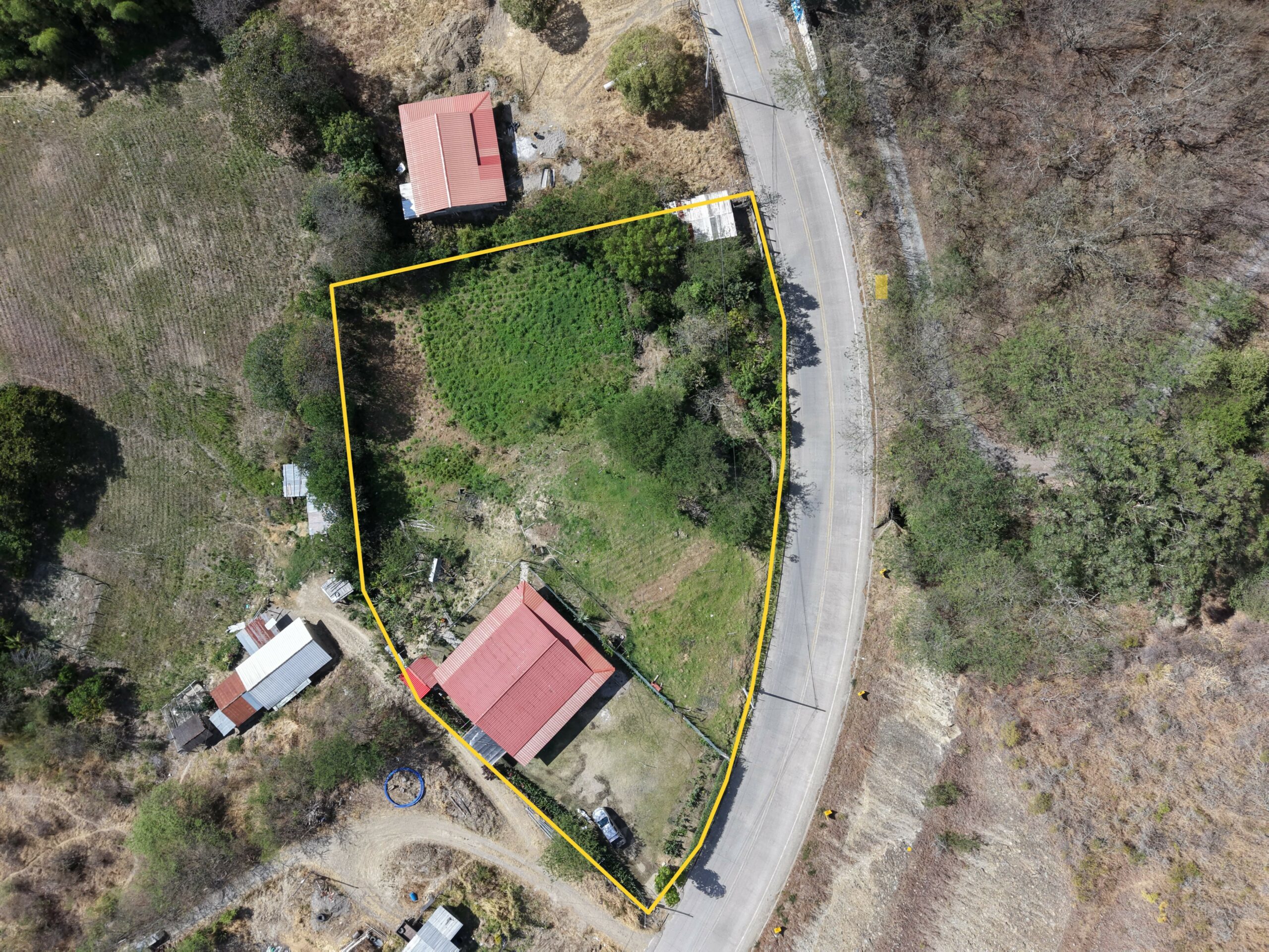 SE VENDE CASA CON TERRENO CERCA DE VILCABAMBA.